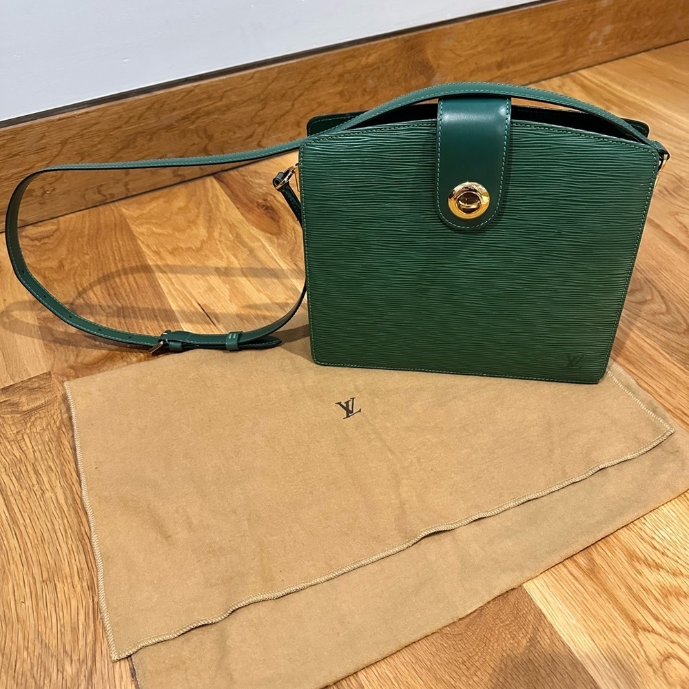 Auth Louis Vuitton Capucines Black EPI Leather France Made Women's Shoulder Bag